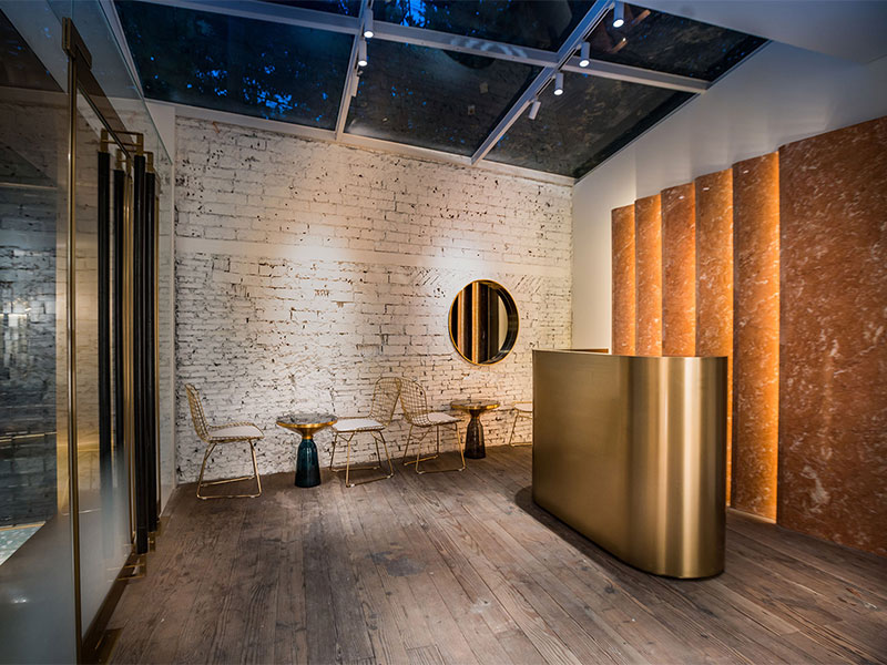 《紅冰詩》品牌服裝店裝修設(shè)計風